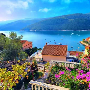 https://apartments-plominska-938.in-istria.net